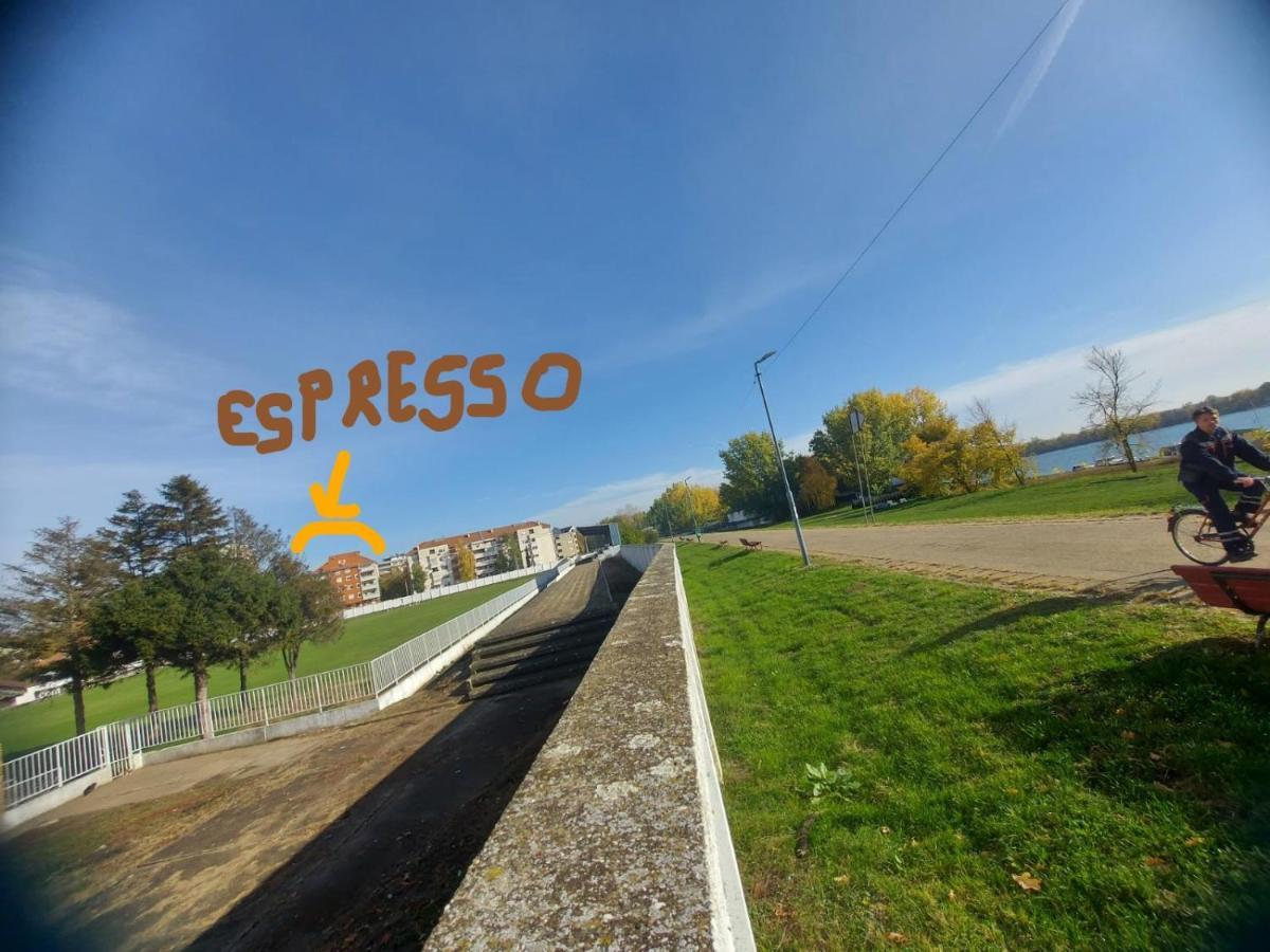 Apartman Espresso Sa Parkingom Сремска-Митровица Экстерьер фото